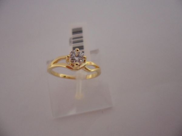 ANEL FOLHADO A OURO SOLITARIO QUADRADO 72201